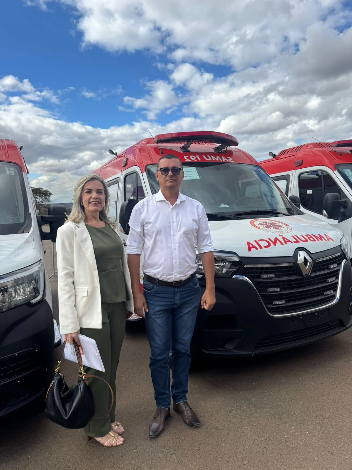 Prefeito de São Domingos do Cariri e Secretária de Saúde recebem ambulância do SAMU em Minas Gerais