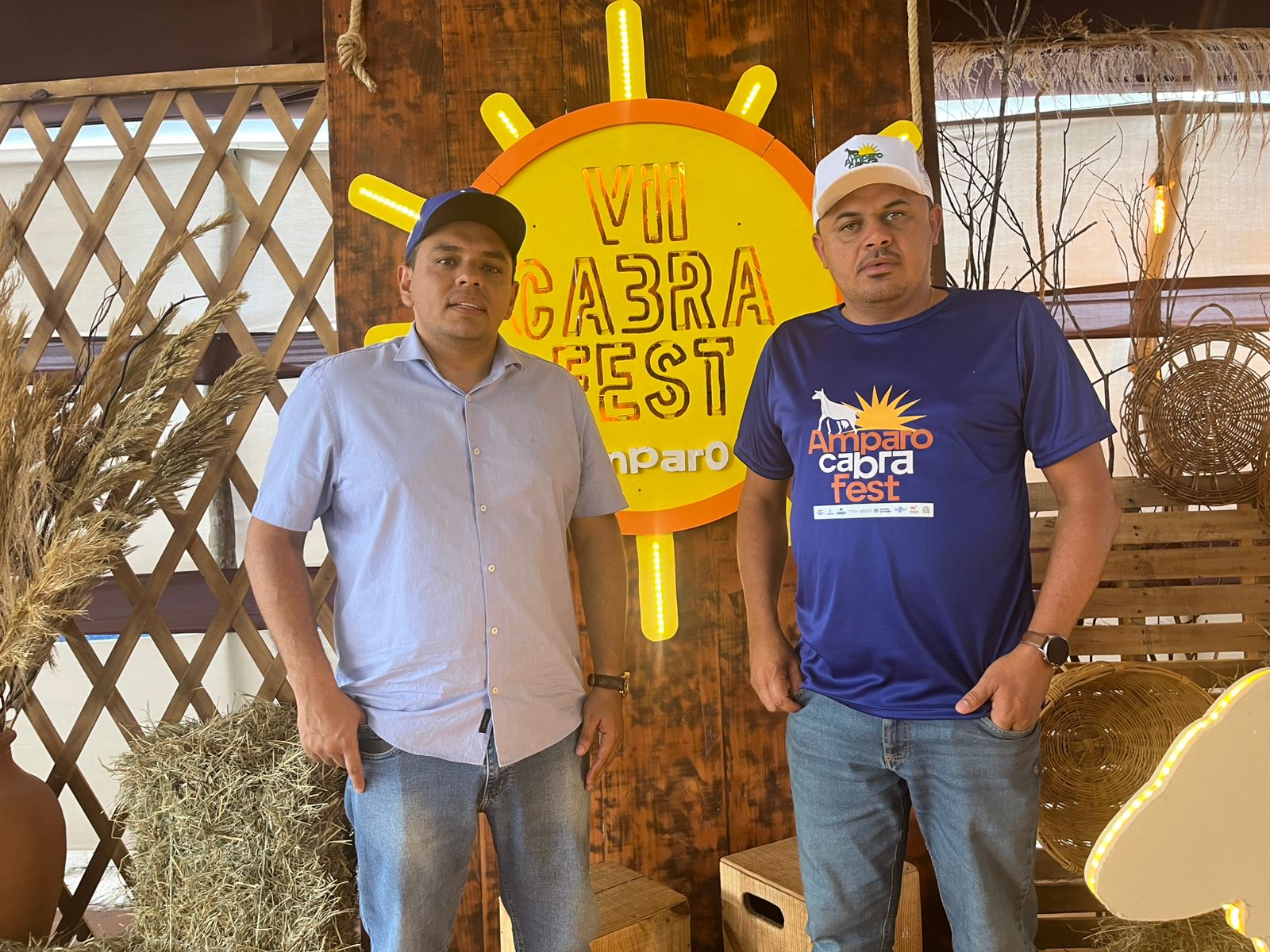 Prefeito de Caraúbas, Nerivan Gari, prestigia a 7ª Amparo Cabra Fest ao lado de Tárcio Gabriel