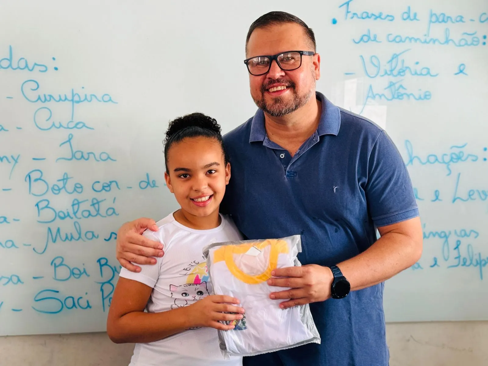 Governo de Camalaú promove entrega de fardamento escolar a estudantes da rede municipal