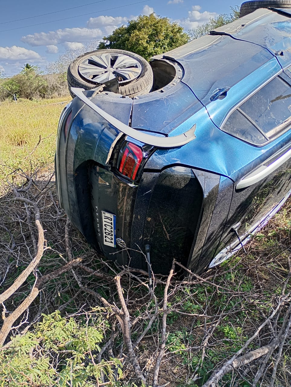 Cariri: carro fica destruído após acidente na BR-412