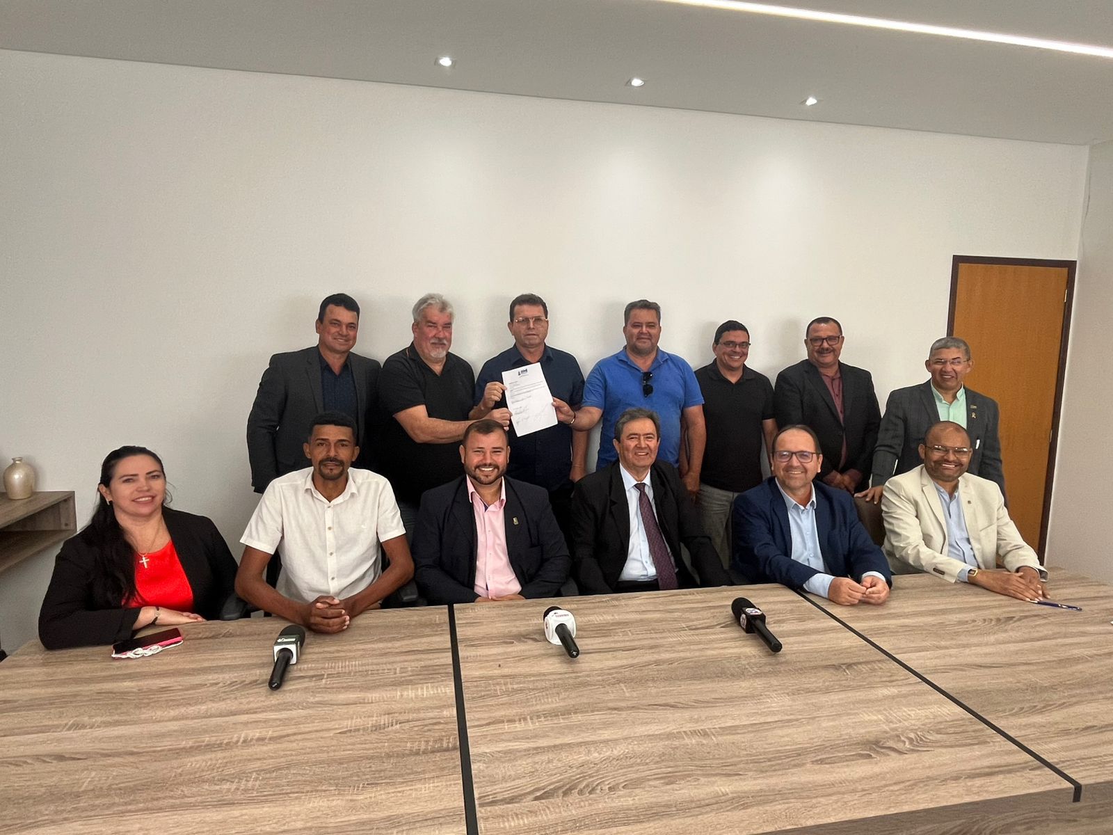 Vereadores prestigiam assinatura da ordem de serviço para obras de calçamento em Sumé