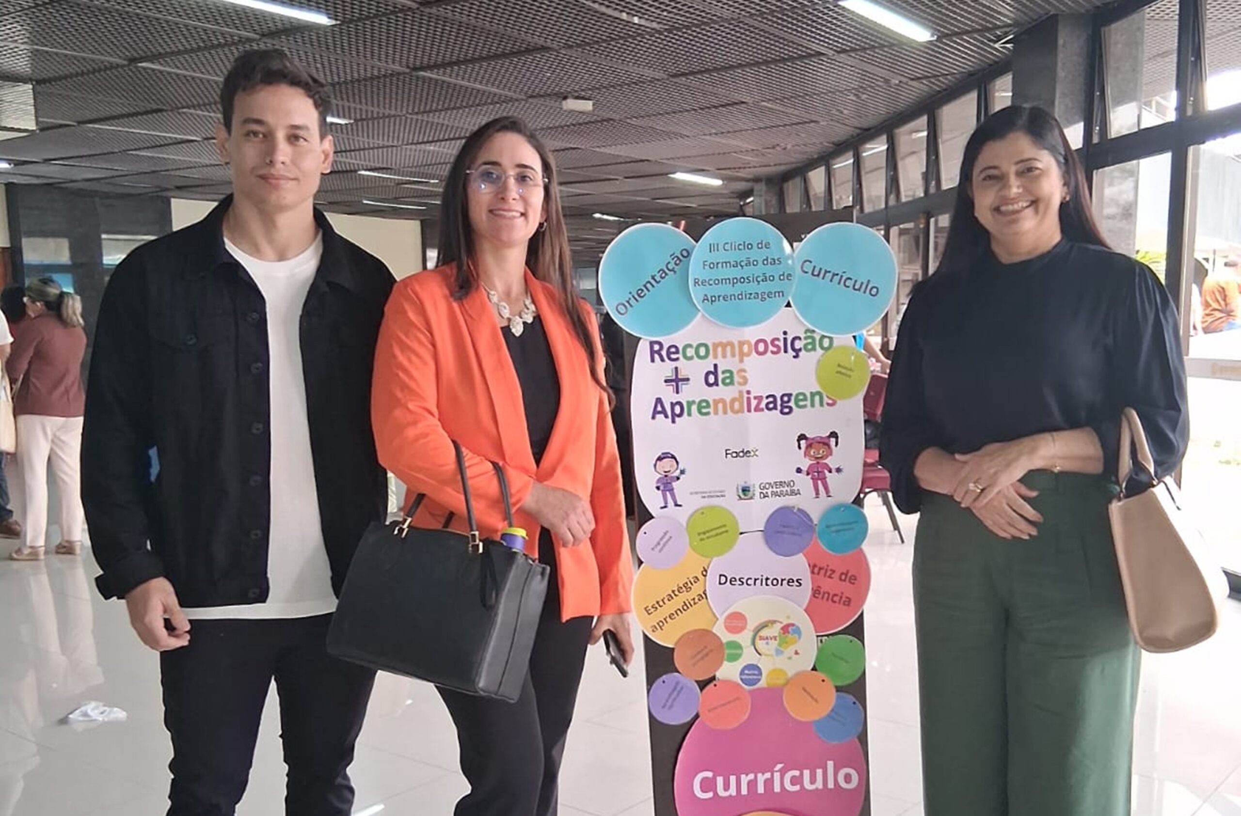 Equipe da Educação de Amparo participa de formação sobre recomposição das aprendizagens em Campina Grande