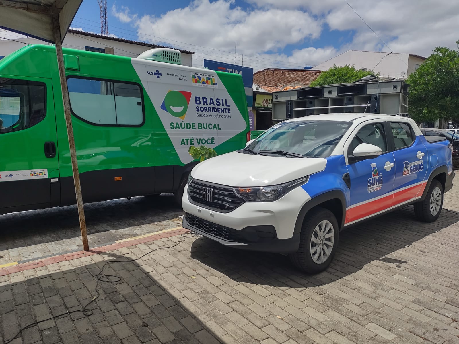 Prefeitura de Sumé entrega unidade odontológica móvel, ambulância e veículo para Educação