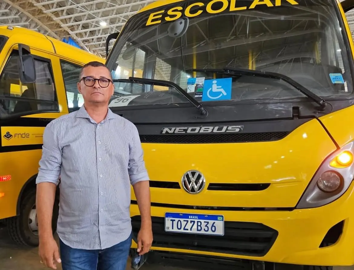 São Domingos do Cariri é contemplado com novo ônibus escolar entregue pelo Governo do Estado