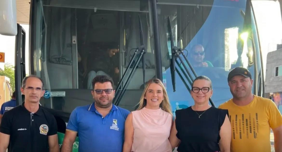 Prefeita Anna Vírginia entrega novo ônibus escolar para universitários de Juazeirinho