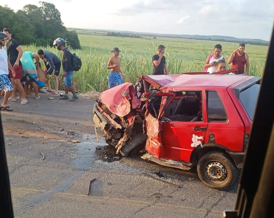 Dez pessoas ficam feridas em acidente entre dois carros em PB