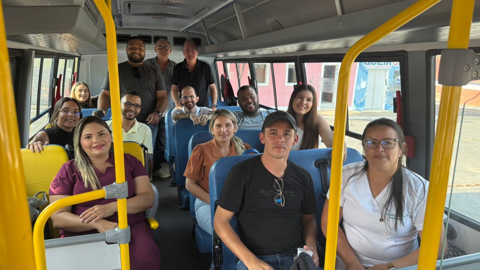 Prefeito Genival Queiroz entrega novo ônibus para universitários de Parari