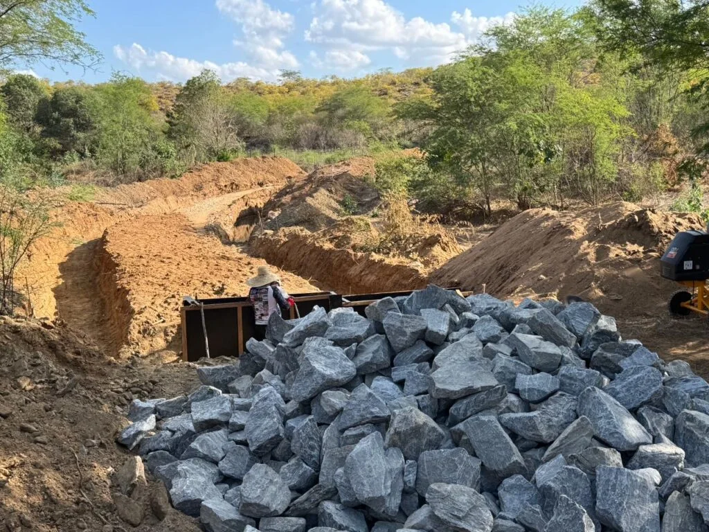Prefeitura de São Domingos do Cariri inicia construção de passagem molhada de Luiz Bezerra