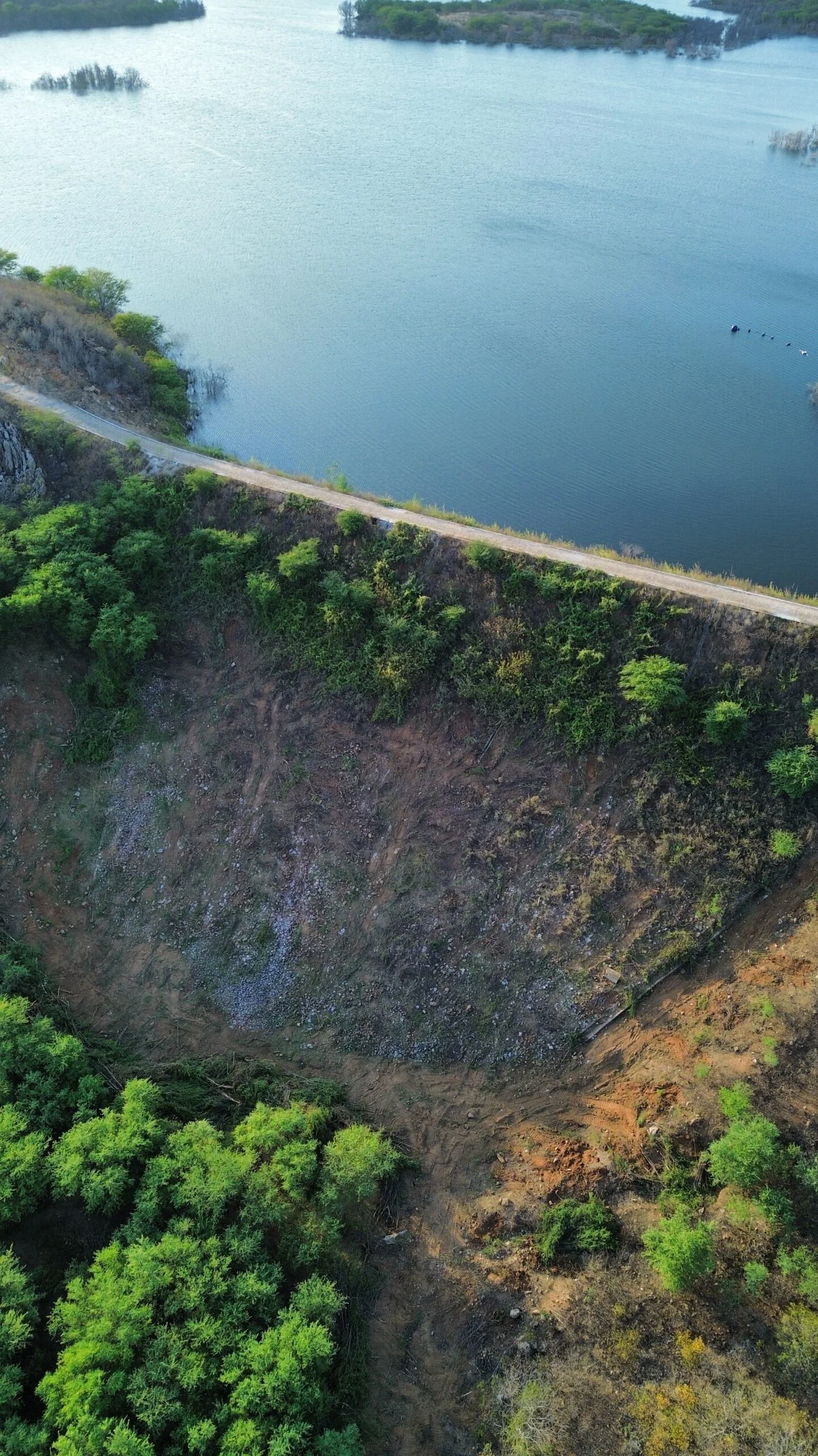 Prefeitura de São Domingos do Cariri realiza limpeza no balde do açude municipal para garantir mais segurança