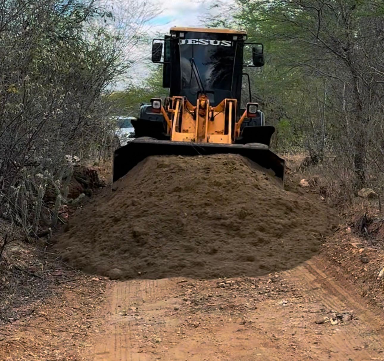 Prefeitura de Coxixola realiza melhorias em estradas da zona rural com cascalhamento de qualidade