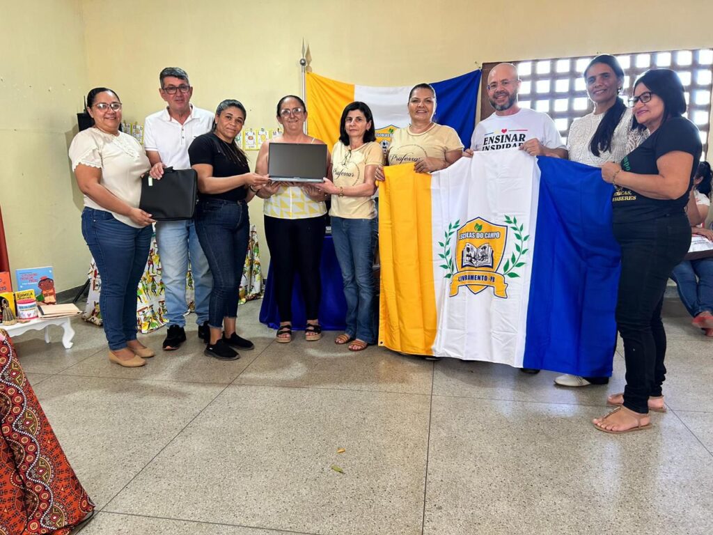 Livramento realiza formação sobre Educação Antirracista e entrega notebooks às escolas do campo