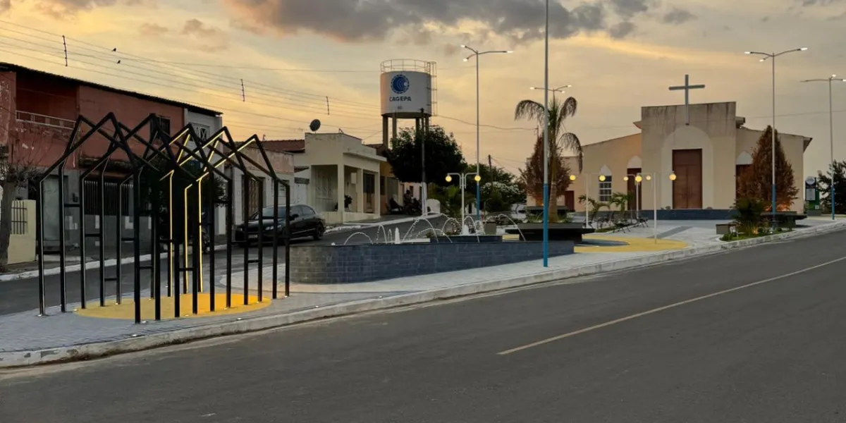 Prefeito Nelsinho Honorato apresenta imagens da nova Praça de Coxixola, que embeleza centro da cidade
