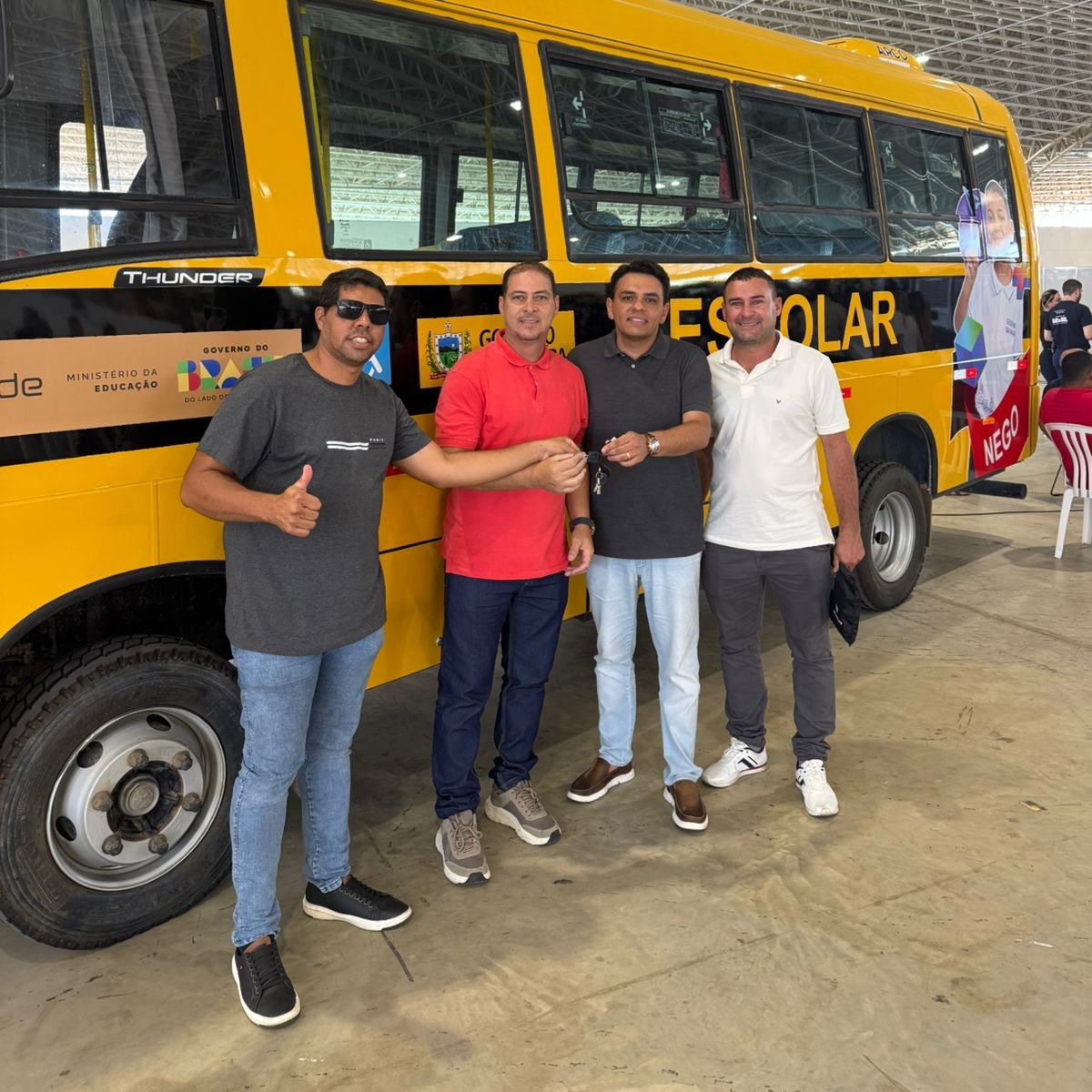 Prefeito Tarcio Gabriel recebe ônibus 0km do Governo do Estado para reforçar transporte escolar em Amparo