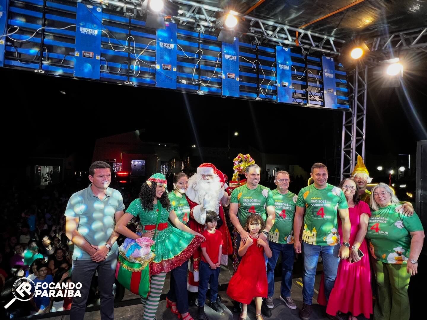 Prefeito Felício Queiroz acompanha Caravana do Papai Noel e leva alegria às ruas de São José dos Cordeiros
