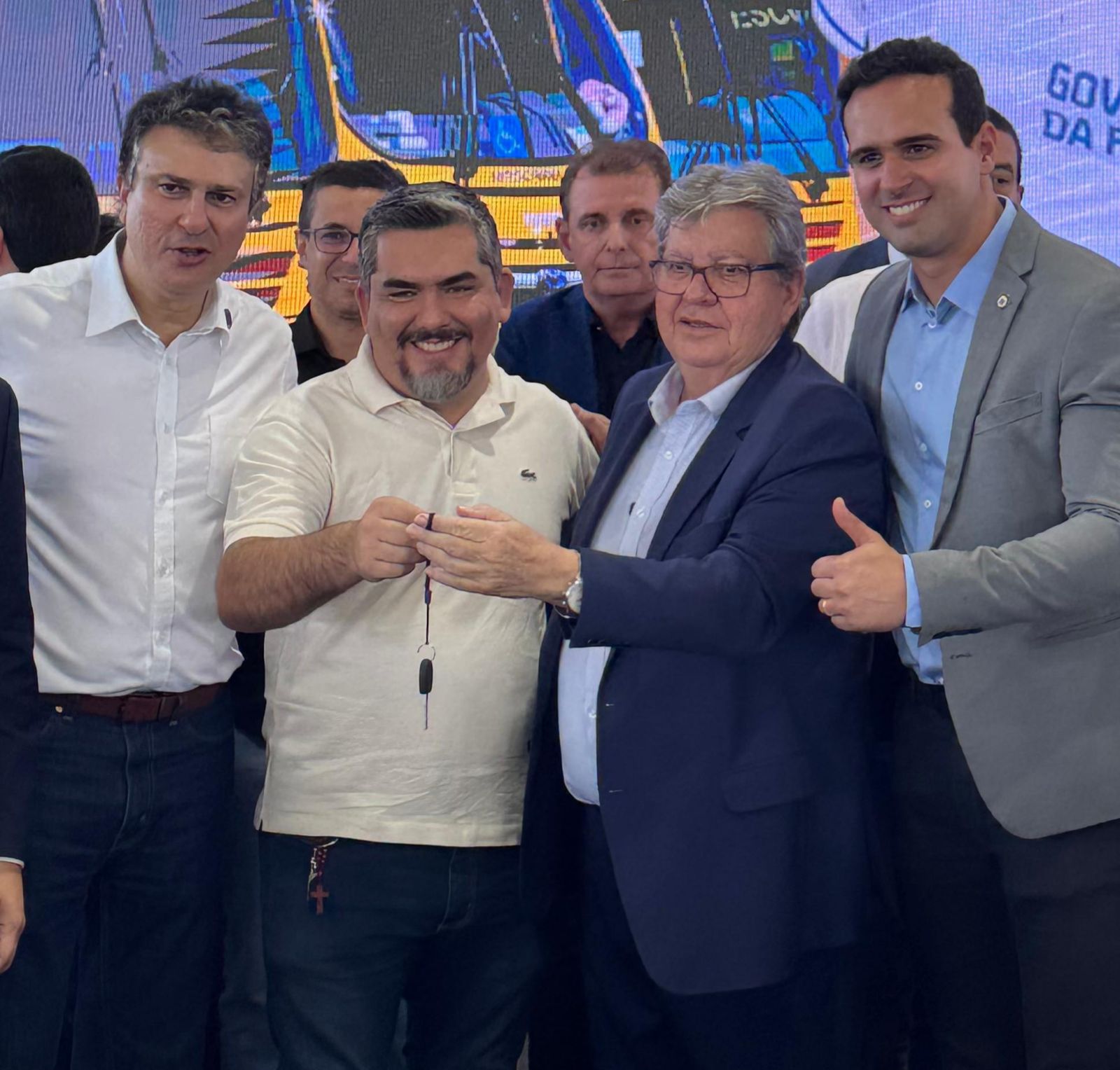 Prefeito de Coxixola recebe novo ônibus escolar em parceria com o Governo do Estado