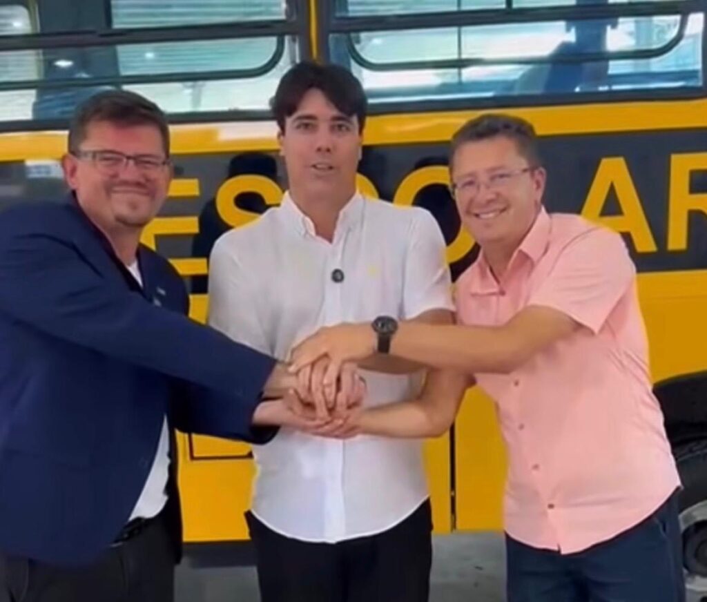 João Paulo França participa de solenidade e celebra novo ônibus escolar para Barra de São Miguel