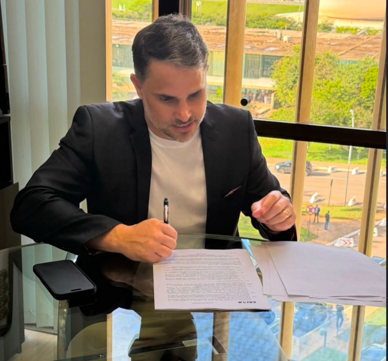 Prefeito Felício Queiroz assina contrato de R$ 1 milhão em Brasília para construção dos portais em São José dos Cordeiros