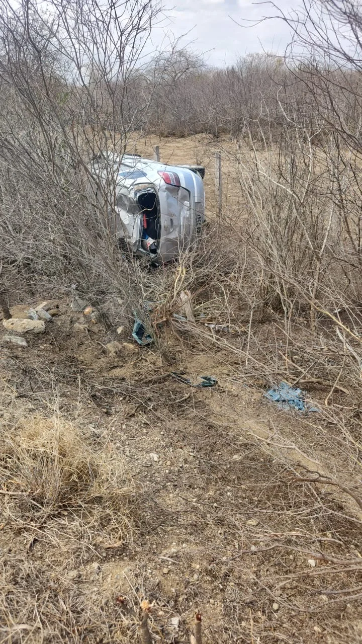 Carro capota na PB-186 entre São Domingos do Cariri e Cabaceiras; acidente deixa apenas danos materiais