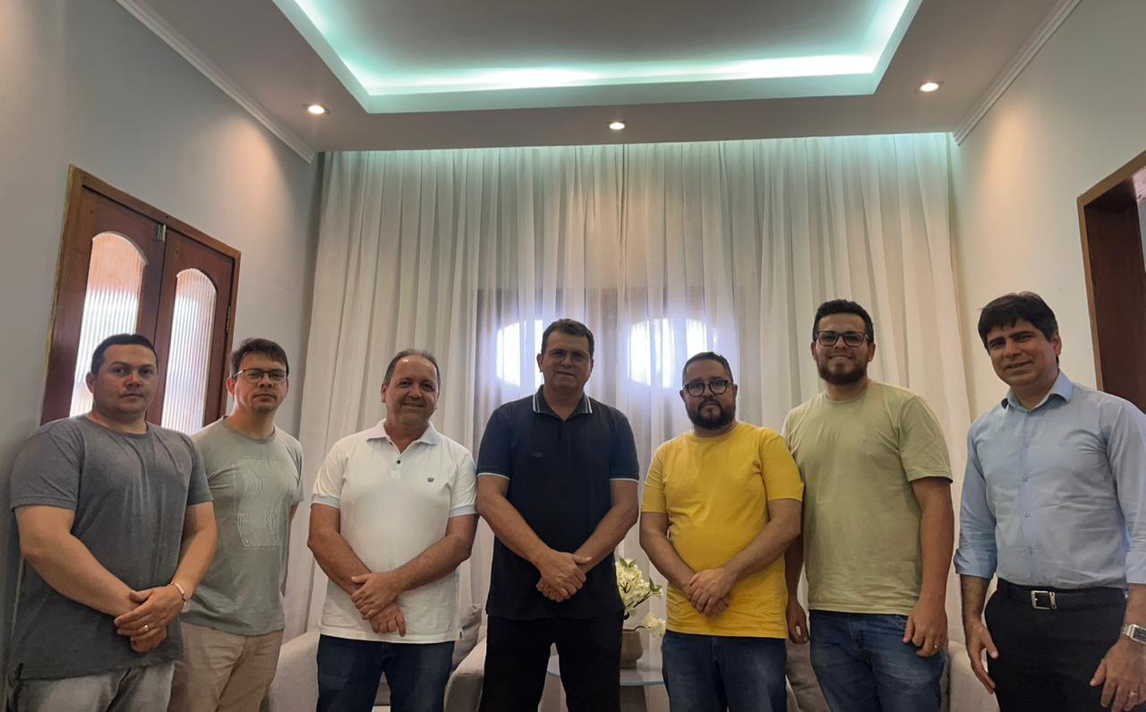 Presidente da Câmara de Sumé, Jeffeson Menezes, e prefeito Manezinho Lourenço debatem melhorias com membros da Filarmônica Municipal