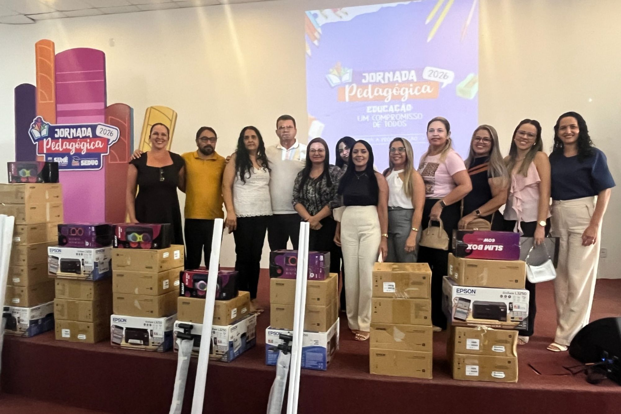 Prefeito Manezinho Lourenço entrega 50 chromebooks a professores durante a Jornada Pedagógica 2026
