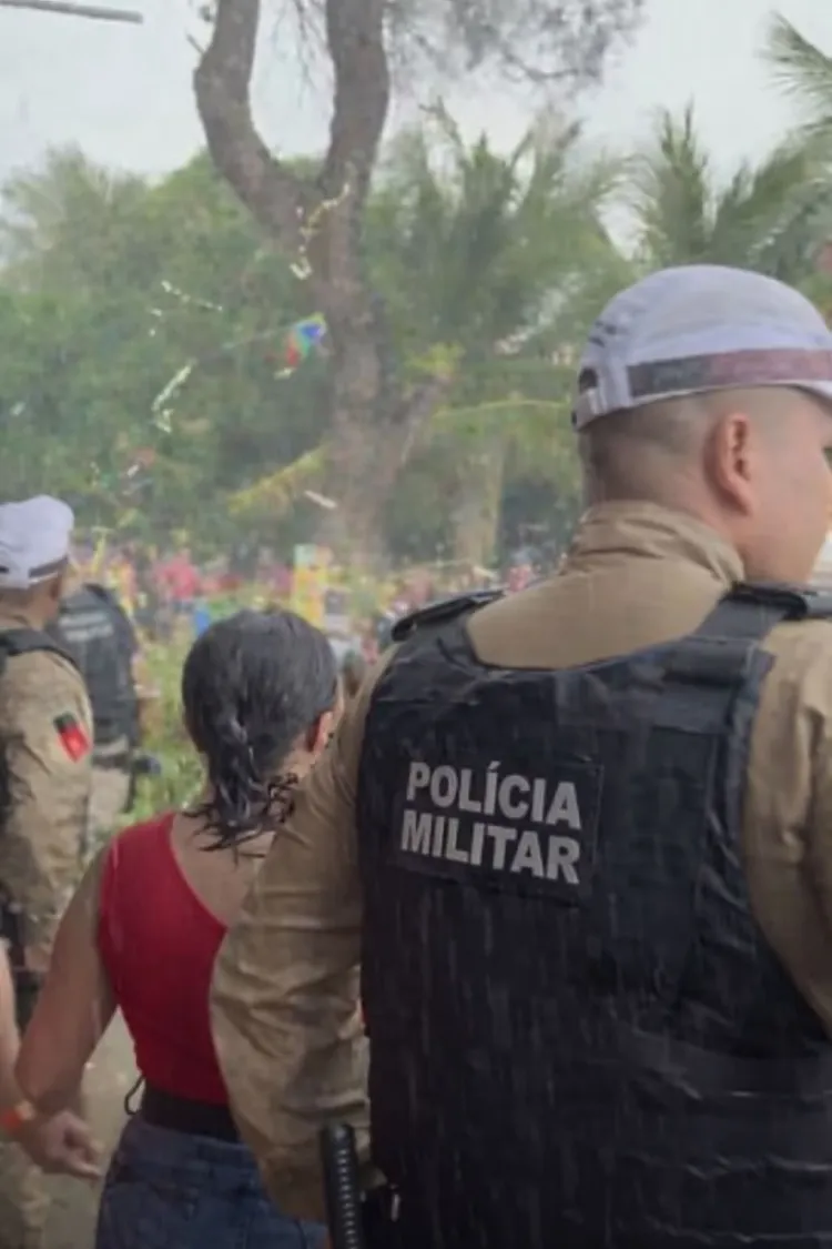Chuva e ventos fortes derrubam árvore, danificam palco e interrompem show de Japãozin em Camalaú