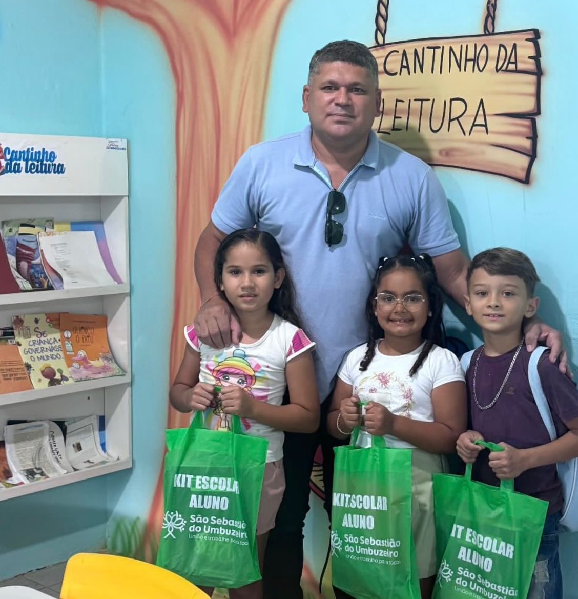 Prefeitura de São Sebastião do Umbuzeiro entrega kits escolares a alunos da rede municipal
