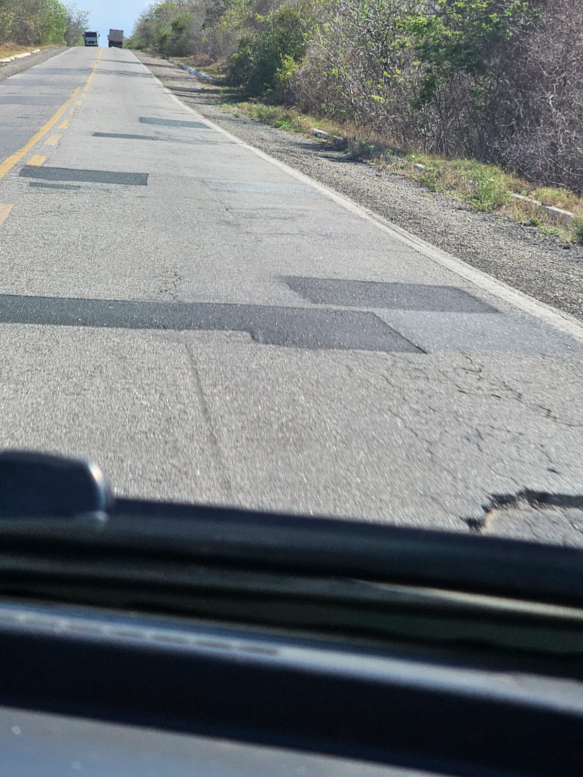 Buracos na BR-412 continuam colocando em risco a vida de condutores e passageiros no Cariri