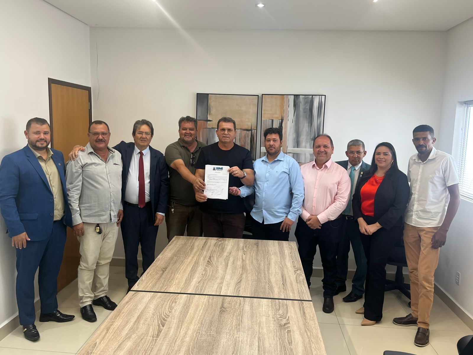 Vereadores acompanham assinatura de ordem de serviço para pavimentação de 12 ruas em Sumé