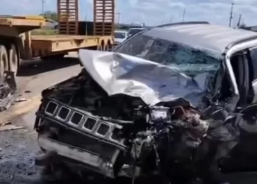 Mulher fica ferida após acidente entre carro e carreta na BR-412, em São João do Cariri