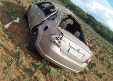 Acidente: Carro que trafegava em trecho de obra, perde controle e capota